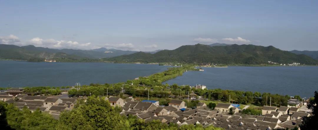 把伏牛山改为陶公山,其临渊垂钓之处就是著名的钱湖十景之一"陶公钓矶